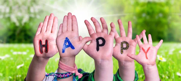 Crianças Mãos Construindo Palavra Feliz, Grama Prado — Fotografia de Stock