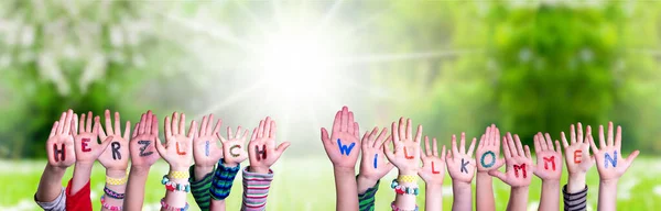 Kinderen Handen Bouwen Woord Herzlich Willkommen Betekent Welkom, Grasveld — Stockfoto