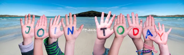 Çocuk Elleri Sözcük İnşa Ediyor, Okyanus Arkaplanına Katıl — Stok fotoğraf