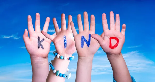 Las manos de los niños que construyen el tipo de palabra significa niño, cielo azul —  Fotos de Stock
