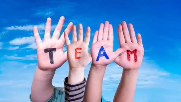 Crianças mãos construindo equipe de palavras, céu azul — Fotografia de Stock