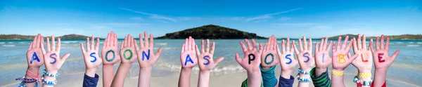 Crianças mãos construindo palavra o mais rápido possível, fundo do oceano — Fotografia de Stock