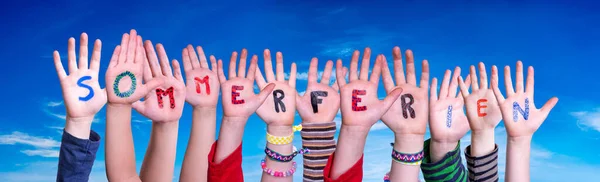 As mãos das crianças que constroem a palavra Sommerferien significam Holdiays do verão, céu azul — Fotografia de Stock