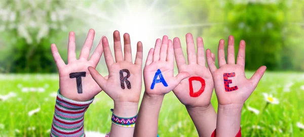 Kinderen handen bouwen Word Trade, Grasveld — Stockfoto