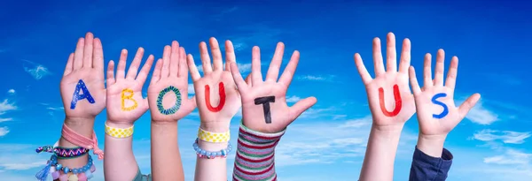 Mani dei bambini che costruiscono parola su di noi, cielo blu — Foto Stock