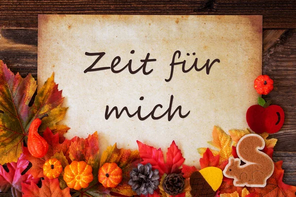 Régi papír őszi dekorációval, Zeit Fuer Mich időt jelent nekem. — Stock Fotó