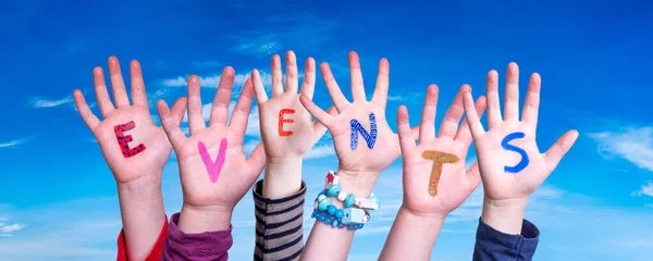 Muitas crianças mãos construindo eventos de palavras, céu azul — Fotografia de Stock