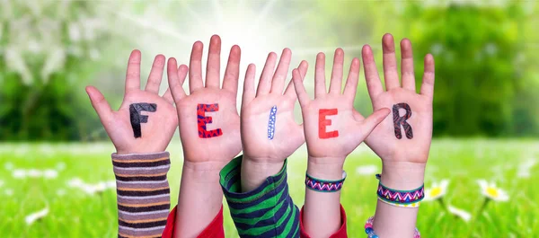 Παιδιά Χέρια οικοδόμηση Word Feier σημαίνει γιορτή, γρασίδι λιβάδι — Φωτογραφία Αρχείου