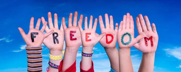 Las manos de los niños construyendo libertad de palabra, cielo azul — Foto de Stock