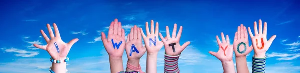 Dětské ruce Stavění Slovo Chci tě, Modré nebe — Stock fotografie