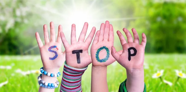 Bambini mani costruzione Word Stop, Erba prato — Foto Stock