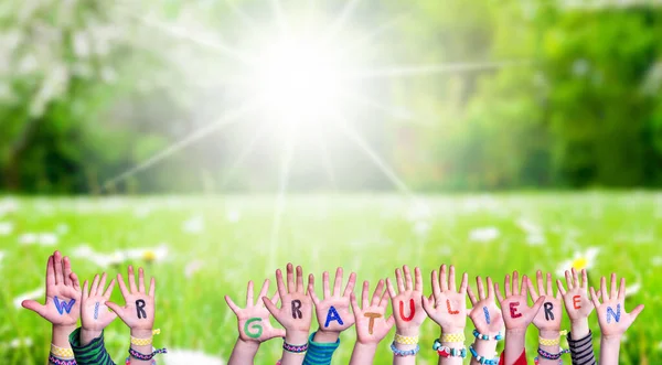 Kinderen Handen, Wir Gratulieren Mean Gefeliciteerd, Grasveld — Stockfoto