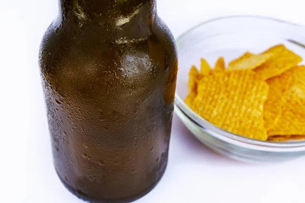 Primer Plano Botella Cerveza Fría Tazón Papas Fritas Picantes Concepto — Foto de Stock