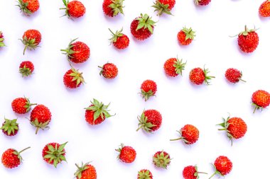 Beyaz arka planda yalıtılmış olgun çilekler. Yaz şablonu, sağlıklı yiyecekler, vejetaryen, organik bahçe..
