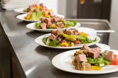 Restoranın mutfağındaki dağıtım masası..