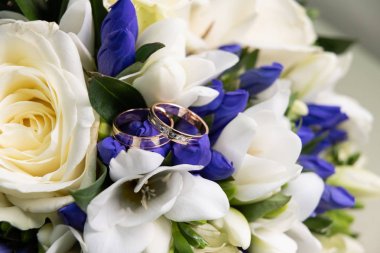 Güzel gül ve alyans ile Buket