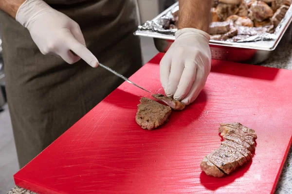 Der Koch schneidet in einem berühmten chinesischen Restaurant zur chinesischen Neujahrssaison die Entenhaut von der Beijing-Ente mit einem sehr scharfen Messer ab. — Stockfoto