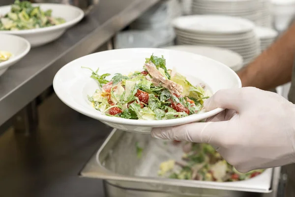 La mesa de distribución en la cocina del restaurante. — Foto de Stock