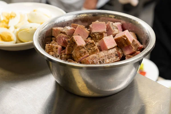 A mesa de distribuição na cozinha do restaurante. — Fotografia de Stock