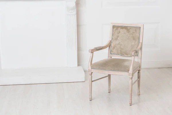 Bílá staromódní retro židle stojící v prázdné místnosti — Stock fotografie