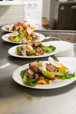 Restoranın mutfağındaki dağıtım masası..