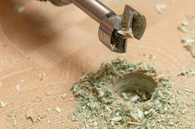 yonga tahtasının üzerinde sondaj delikleri (parçacık tahtası)