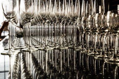 Boş şampanya kadehleri.