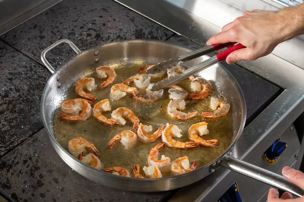 El proceso de freír camarones en una sartén — Foto de Stock