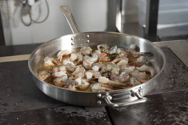 O processo de fritar o camarão em uma frigideira — Fotografia de Stock