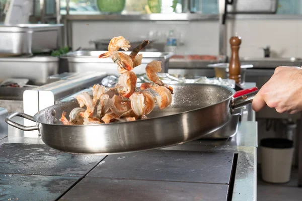 El proceso de freír camarones en una sartén — Foto de Stock