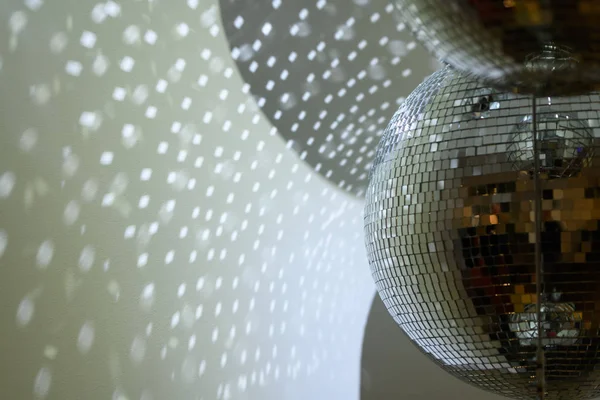 Bola de discoteca brilhante na boate — Fotografia de Stock