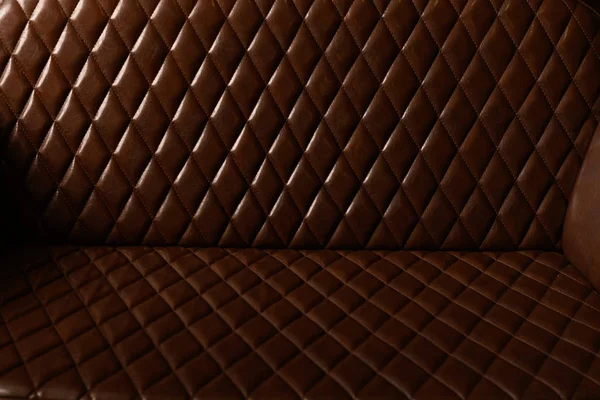 Sfondo texture in pelle traforata per il design, rosso scuro. illustrazione. Texture, colore, finta pelle con cuciture — Foto Stock