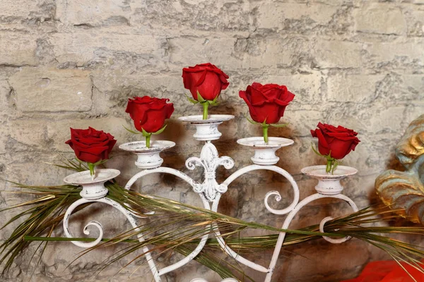 Bílý svícen s červenými růžemi — Stock fotografie