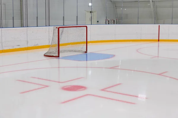 Пустое хоккейное поле, арена со льдом, метками и воротами — стоковое фото