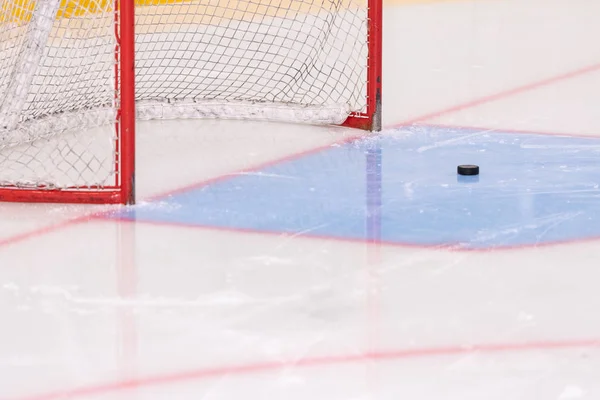 Hockey gate and puck close-up — 图库照片