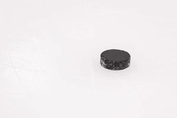 Disco de hockey en el primer plano de hielo —  Fotos de Stock