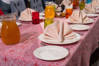 Festival sofra gözlük. Düğün masa dekor kavramı. Tablo ayarı klasik tarzda setout. Güzel Sanatlar.