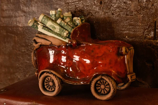 Μηχανή παιχνιδιών από πηλό, με χρήματα στο σώμα — Φωτογραφία Αρχείου