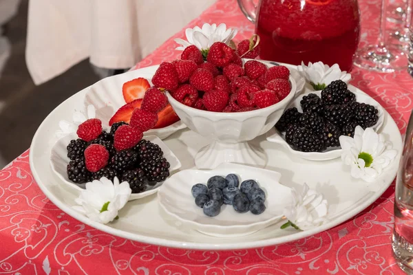 Framboesas frescas, amoras em um prato branco. Comida saudável, bagas de verão, emagrecimento . — Fotografia de Stock