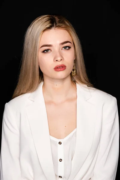 Zbliżenie portret piękny młody model z blond włosy i czarne ubrania, pozowanie w photostudio na ciemnym tle — Zdjęcie stockowe