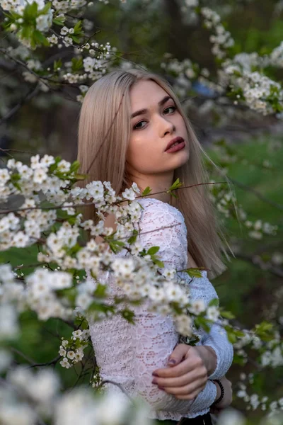 Schöne blonde Mädchen im Frühling Kirschgarten — Stockfoto