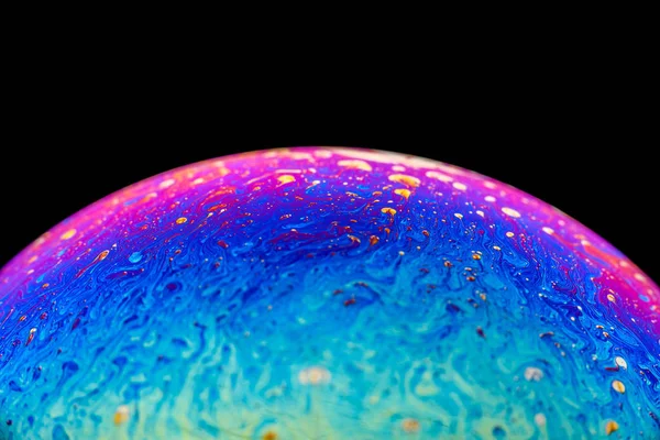 Burbuja de jabón arco iris sobre un fondo negro aislado. Primer plano de la superficie colorida. Cartel en blanco — Foto de Stock