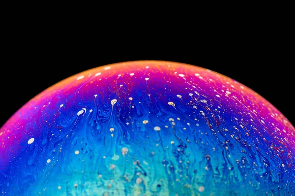 Burbuja de jabón arco iris sobre un fondo negro aislado. Primer plano de la superficie colorida. Cartel en blanco — Foto de Stock