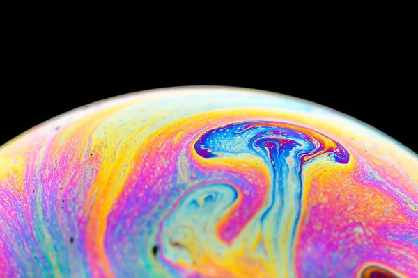 Burbuja de jabón arco iris sobre un fondo negro aislado. Primer plano de la superficie colorida. Cartel en blanco —  Fotos de Stock