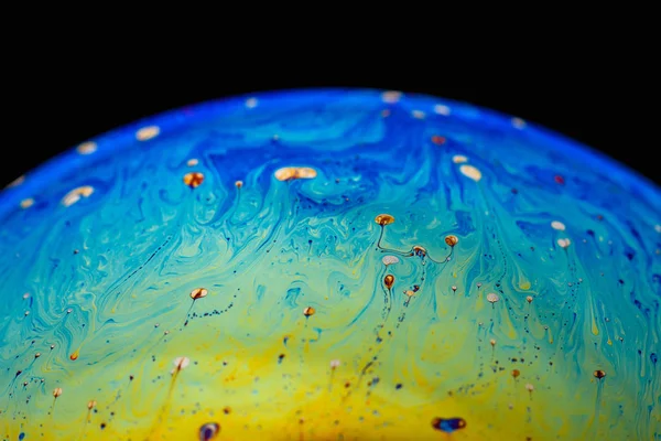 Szivárvány szappanbuborék elszigetelt fekete háttérrel. Közelkép a színes felületről. Plakát üres — Stock Fotó