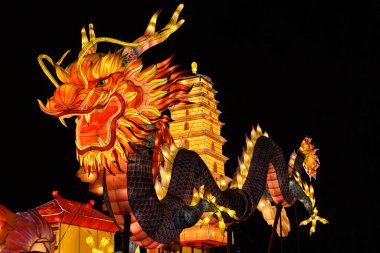 Çin Işık ve Fener Festivali 'nde el yapımı, renkli, el yapımı bir Çin ejderhası feneri karanlıkta parlıyor..