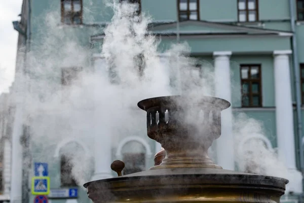 Entzünden von altem Bronze-Samowar, Verlegen von Brennholz zur Erwärmung von Wasser zum Aufbrühen von Tee, selektiver Fokus — Stockfoto