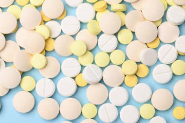 Mavi arkaplanda sarı ve beyaz tabletler