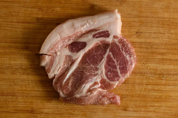 Geschnittenes Rohes Schweinefleisch Für Koteletts Auf Einem Holzschneidebrett — Stockfoto