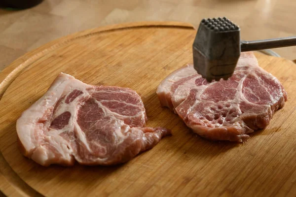 Stück Schweinefleisch Mit Einem Fleischhammer Auf Hölzernem Hintergrund Nahaufnahme — Stockfoto